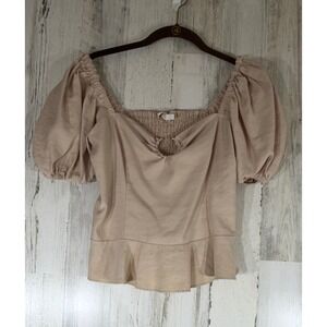 Wayf Peplum Cropped Blouse Size Medium Beige Puff Sleeve Smocked Back Gold-tone